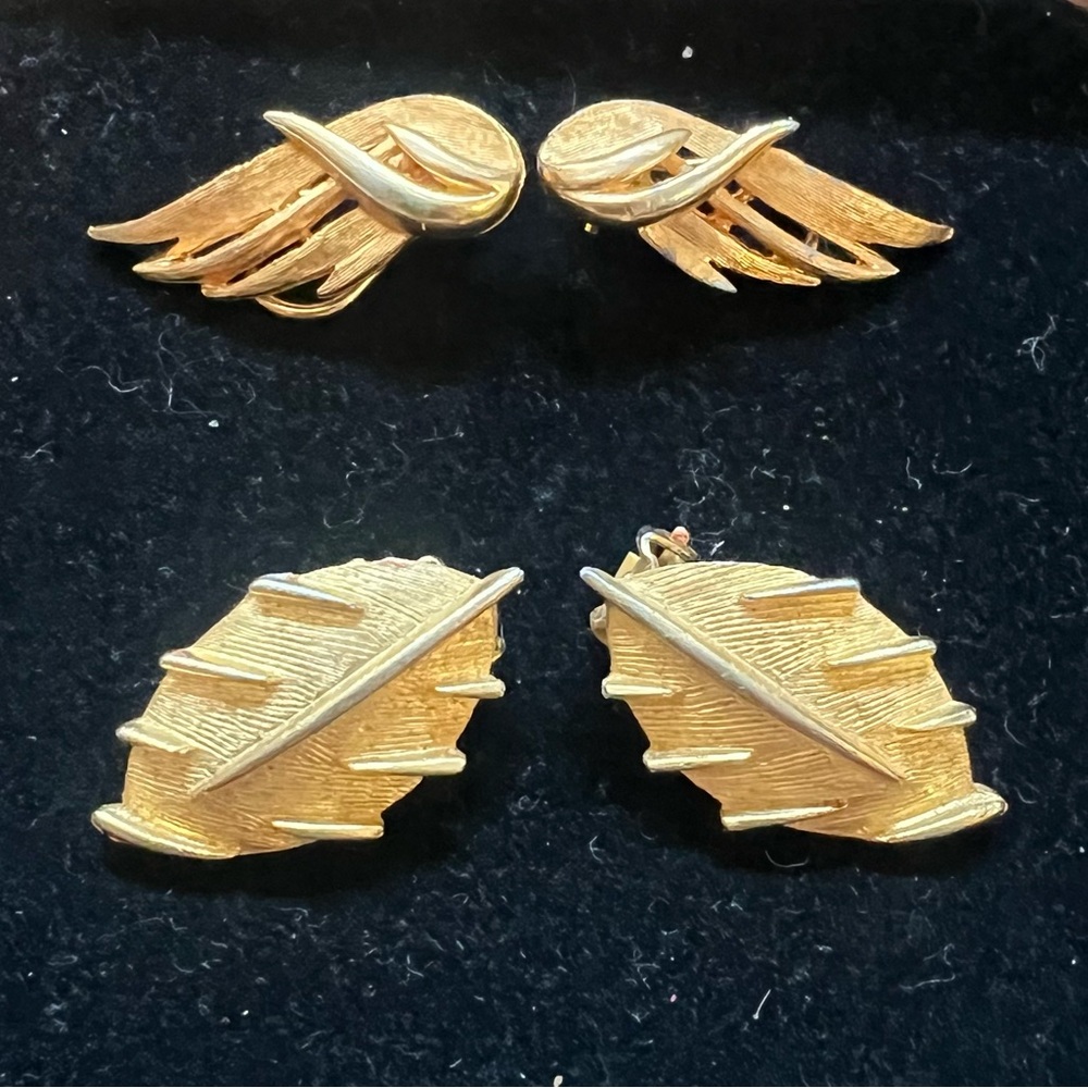 Vintage set of 2 clip on earrings gold tone Antique